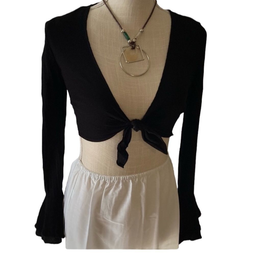 Forever 21 tie front long sleeve crop top Small